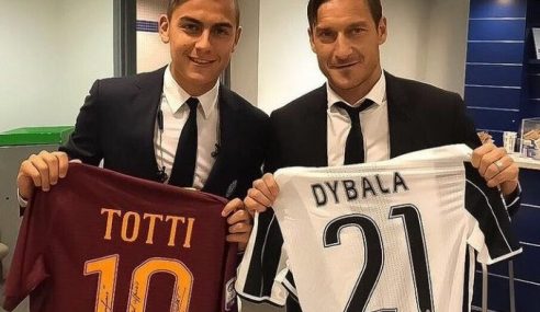 Paulo Dybala jugará en la Roma, Totti le da la camiseta número 10