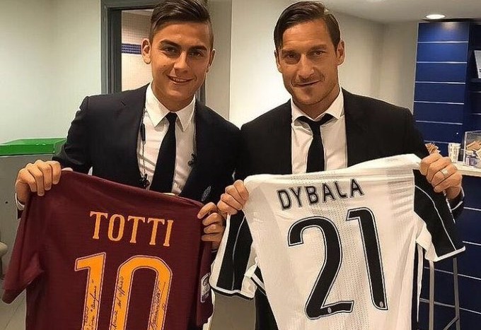 Paulo Dybala jugará en la Roma, Totti le da la camiseta número 10