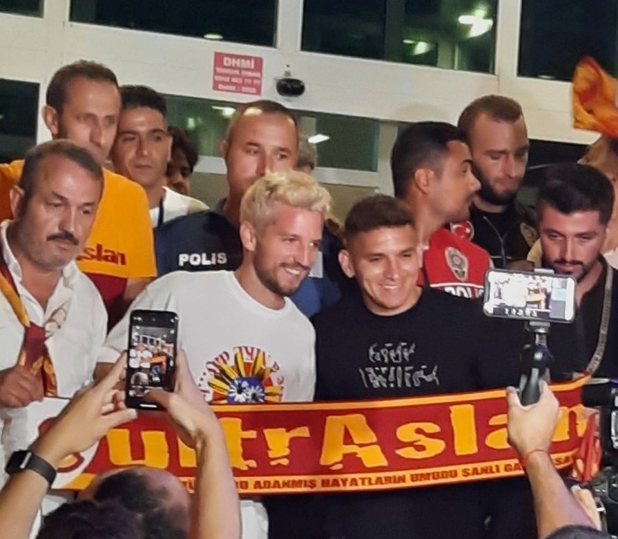Lucas Torreira llega a Turquía y es recibido por miles de hinchas del Galatasaray