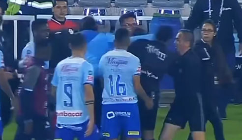 Agredieron a un árbitro tras dar un penal con VAR, se paró el fútbol en Ecuador