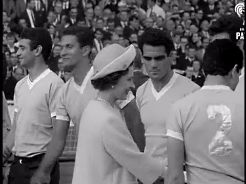 El día que la Reina Isabel saludó uno por uno a los jugadores de Uruguay, recuerdos del “Tornillo” Viera