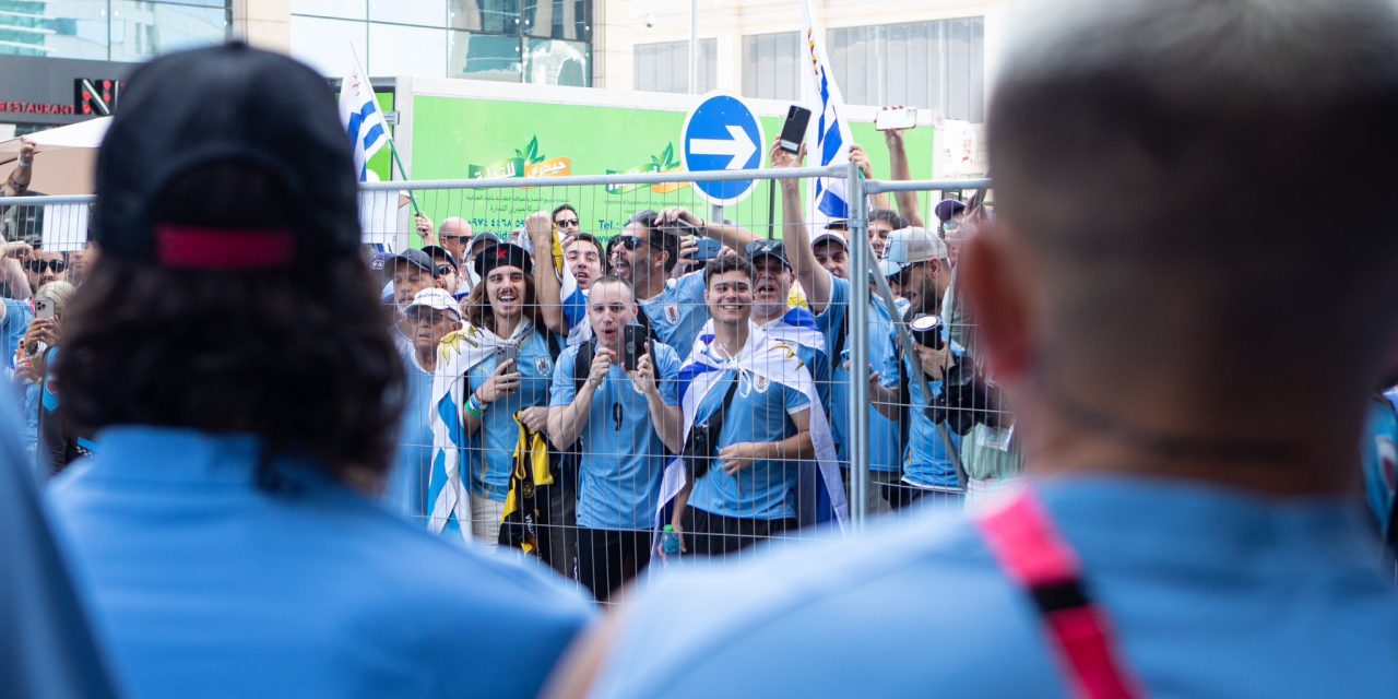 Uruguayos sorprendieron a jugadores de la selección con un banderazo en el hotel