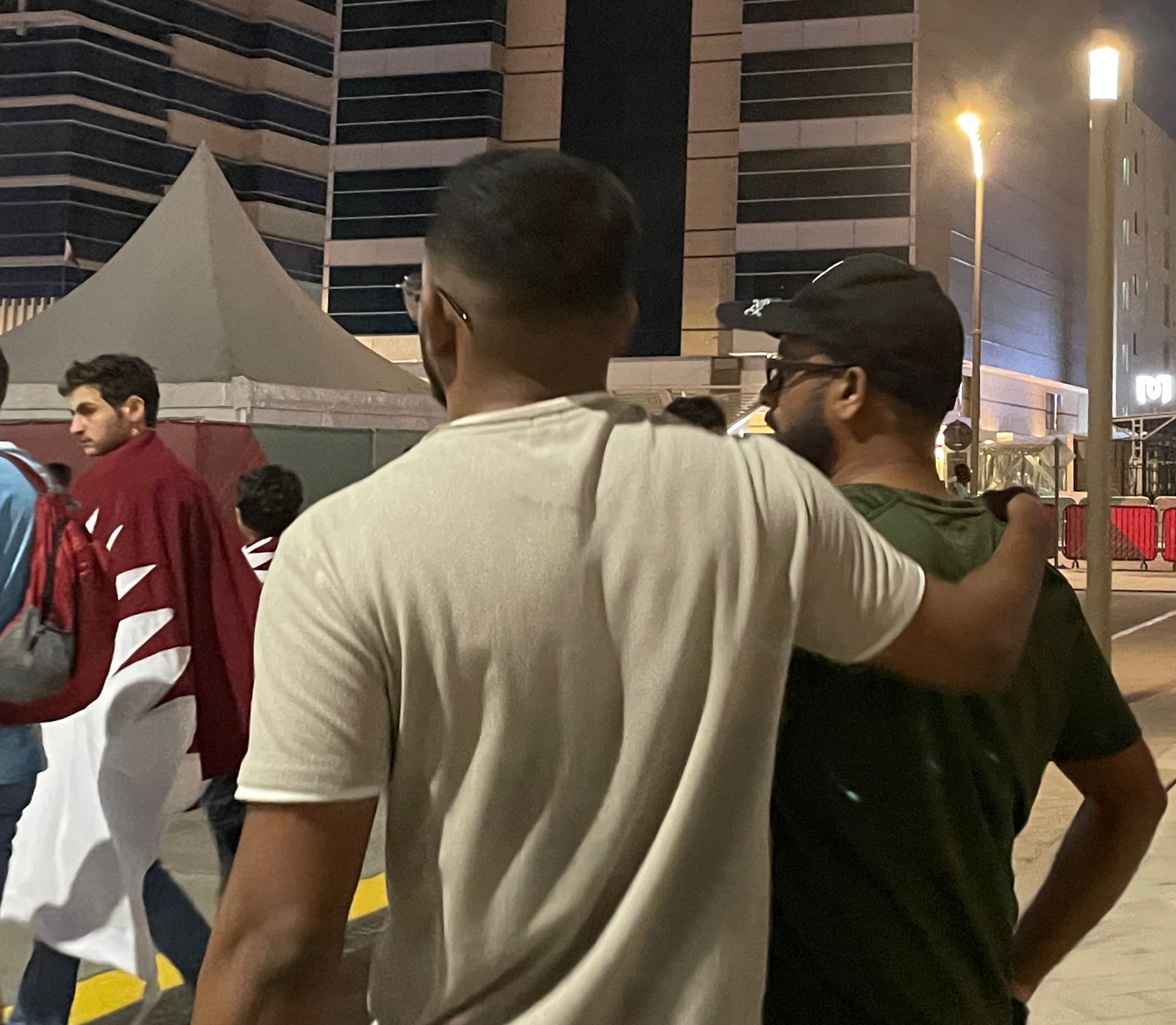 ¿Por qué los hombres caminan de la mano en Qatar a pesar de que se sugirió evitar el contacto físico?