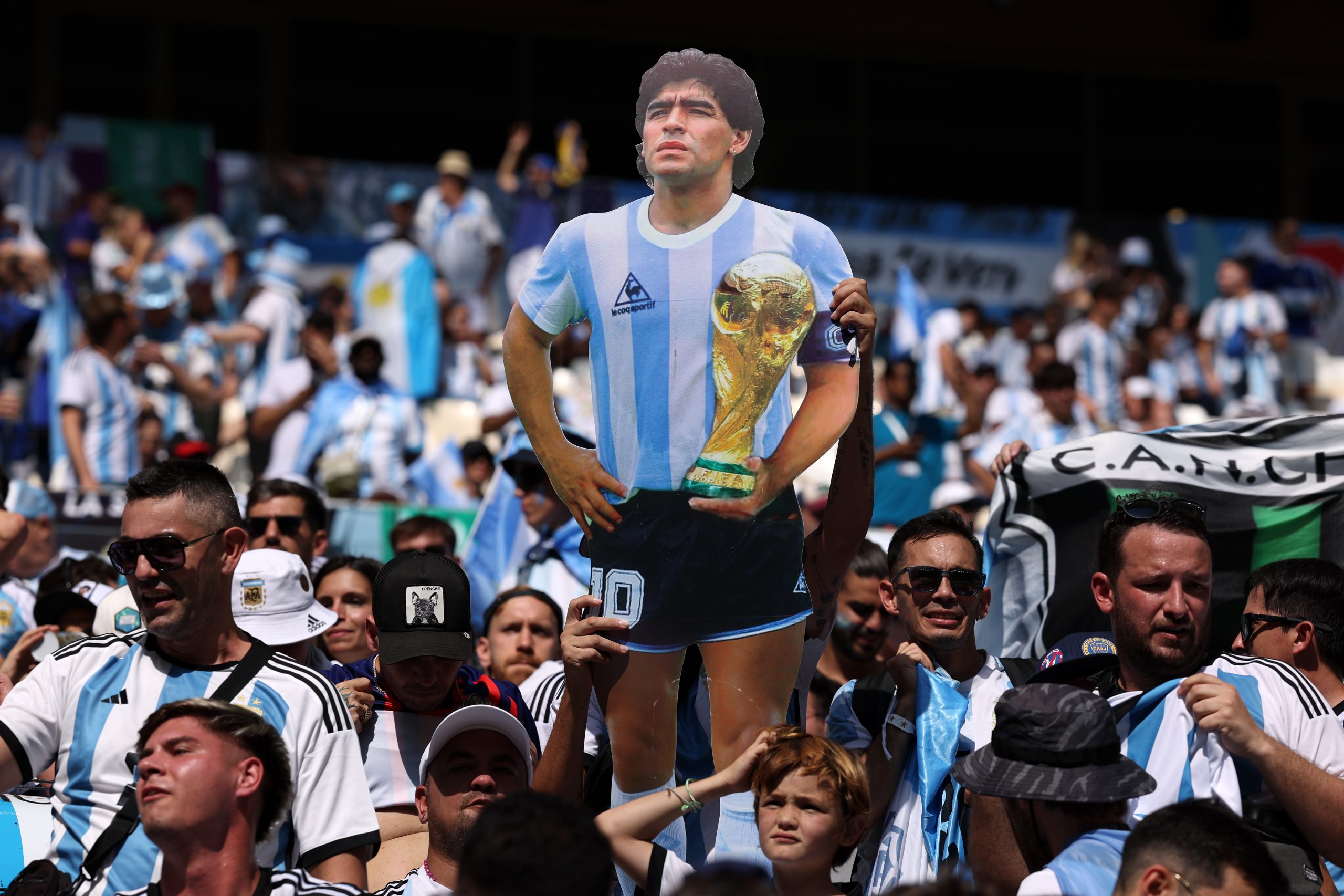 Presidente de FIFA expresó su deseo para que se celebre a Maradona en mundiales posteriores