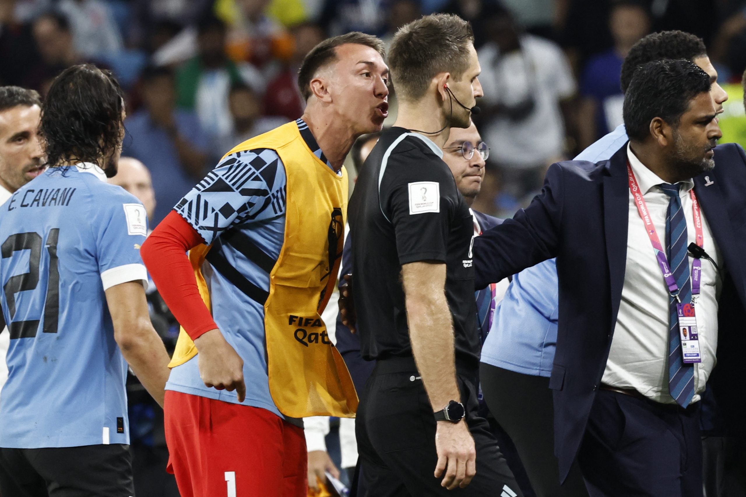 FIFA sacó del mundial a polémicos jueces que le arbitraron a Uruguay