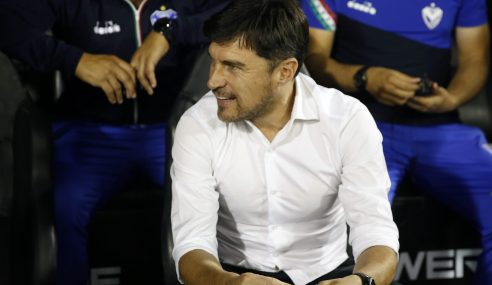 “Cacique” Medina dejó de ser el DT de Vélez tras perder con Boca y sueñan con Gareca