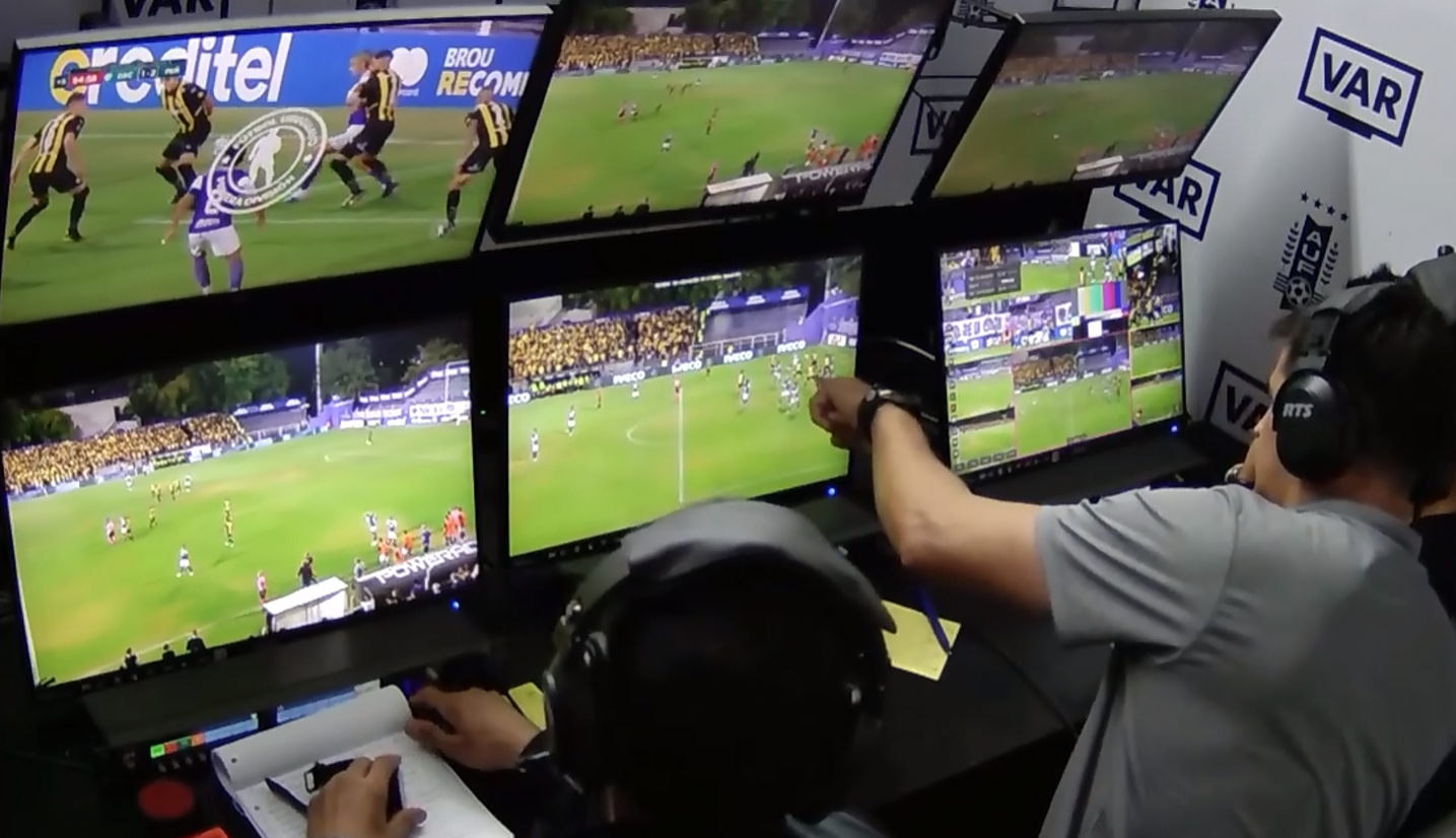 Se dieron a conocer los videos del VAR en la jugada del penal en Defensor-Peñarol