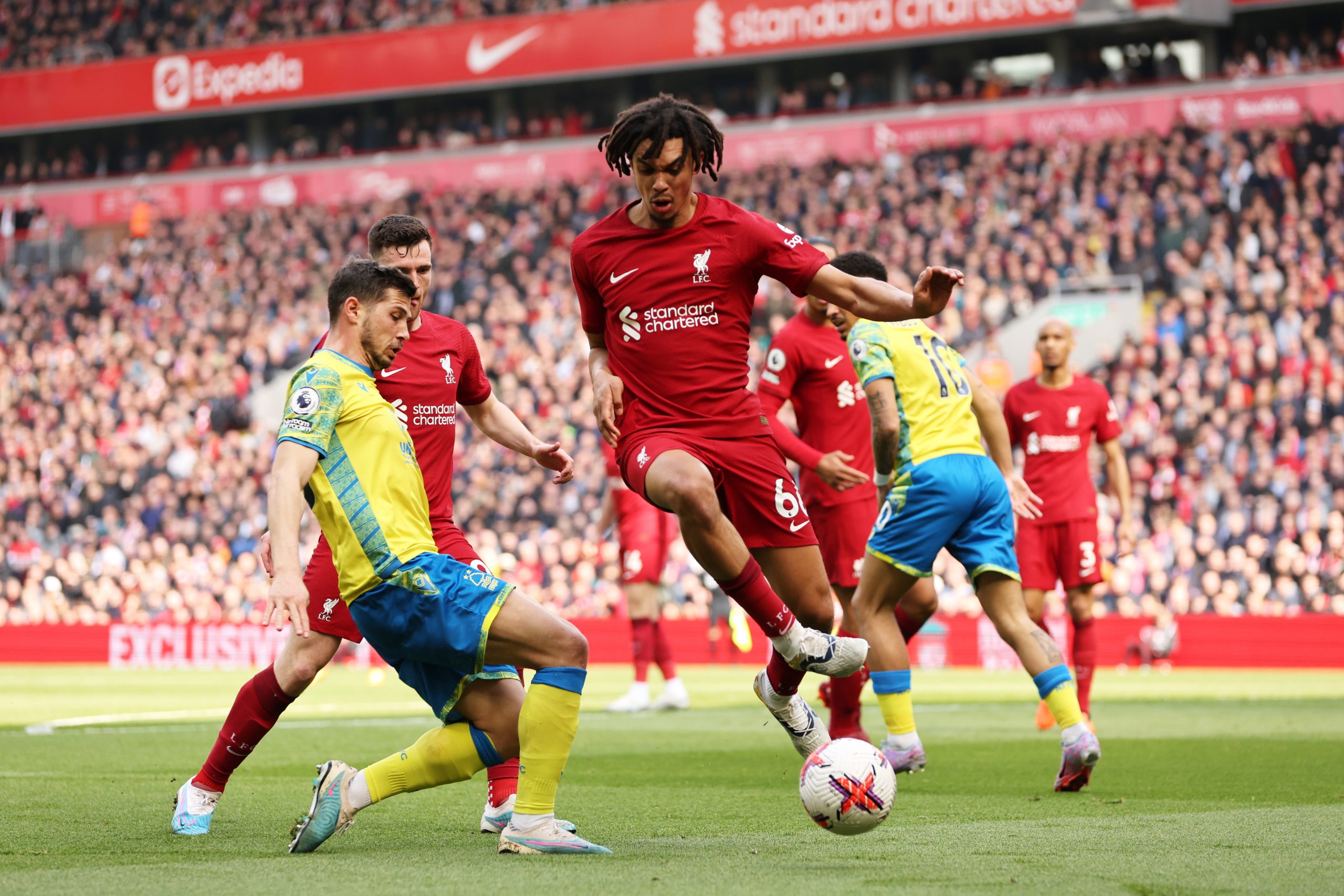 Inglaterra: Partidazo en Anfield, Liverpool 3-2 Nottingam, Darwin Núñez