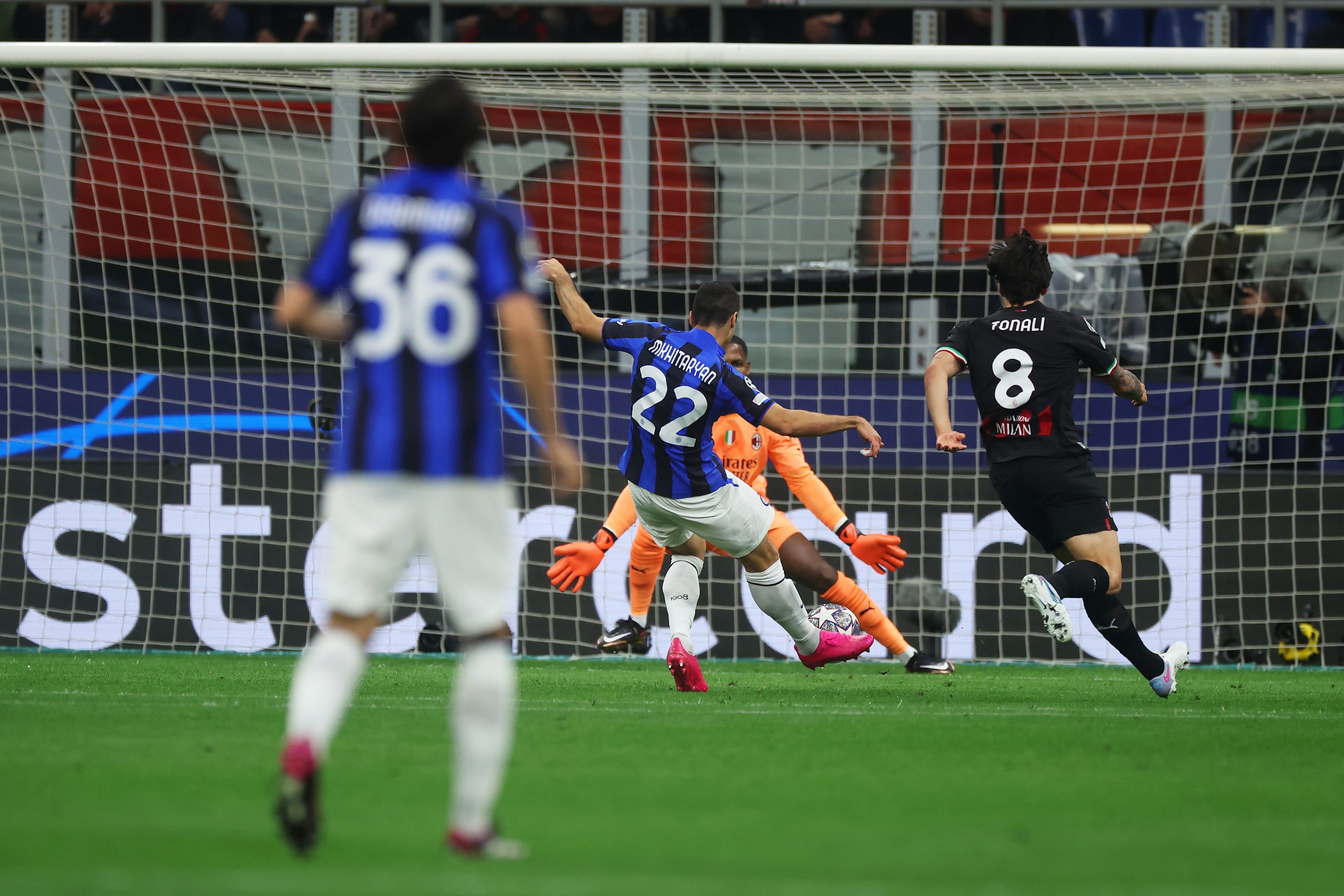 Inter vence al Milán en el partido de ida de Champions
