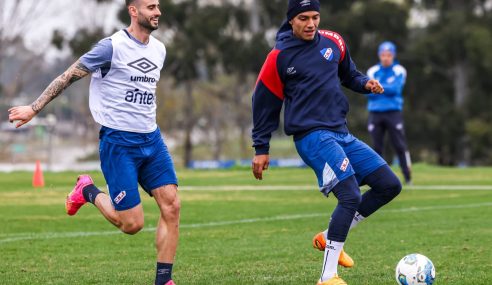 Nacional: Gastón Pereiro entrenó a la par y estará a la orden ante Liverpool