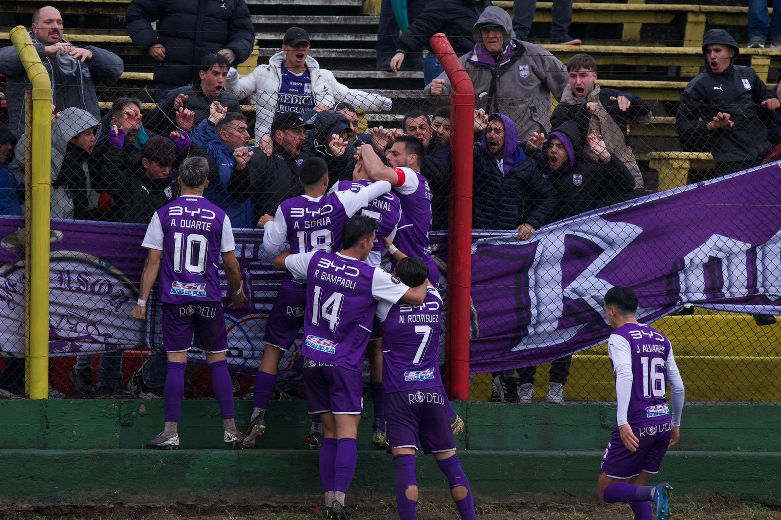 Progreso 1- 3 Defensor: el Tuerto bajó al Gaucho, lo festeja Peñarol que puede ser campeón el próximo sábado.