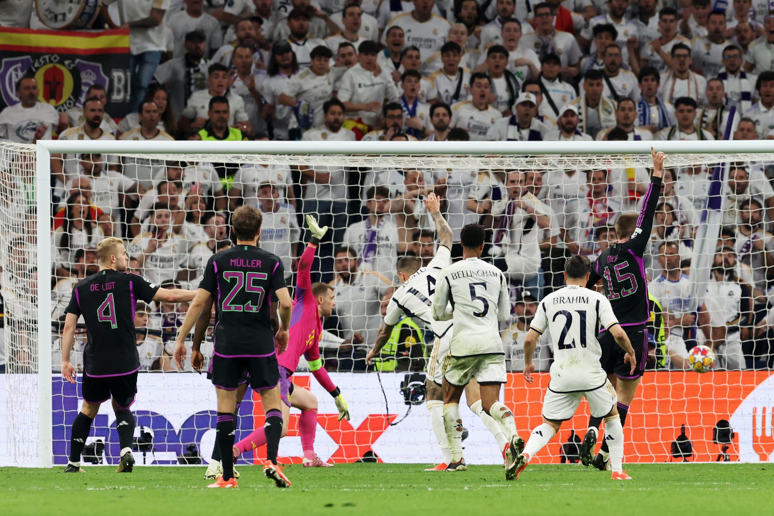 El Real Madrid remonta un partido épico y un final polémico