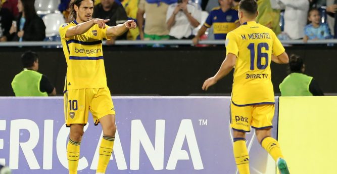 Grupo D: Cavani al rescate: Con un golazo de tiro libre del uruguayo, Boca se lo dio vuelta sobre el final